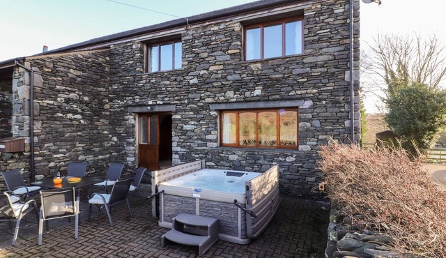 GREEN HILLS FARM, pet friendly, with hot tub in Ulverston