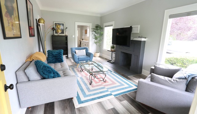 Green Lake · 3BR + Game Room · Sleeps 6 · Near Light Rail Station, Freeway & Bus