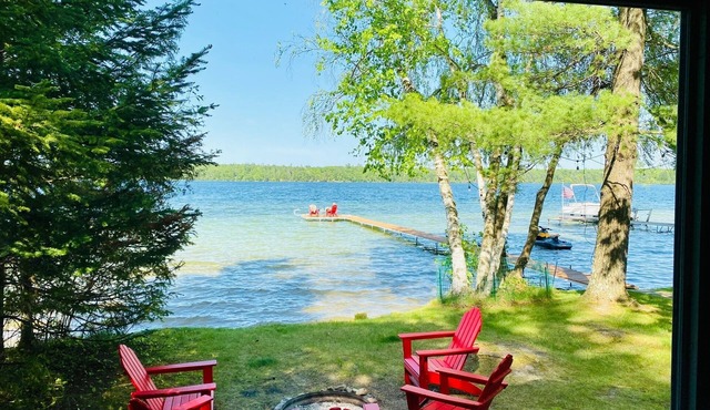 Green Lake: Charming Cottage with Sandy Beach & Dock - Ideal for Family Getaways