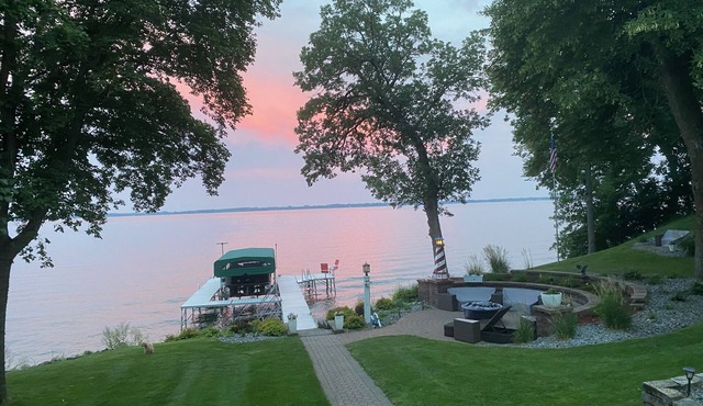 Green Lake-Suite 2 BR, 1BA w Walkout Lake access, Paddleboards,Kayaks and Dock