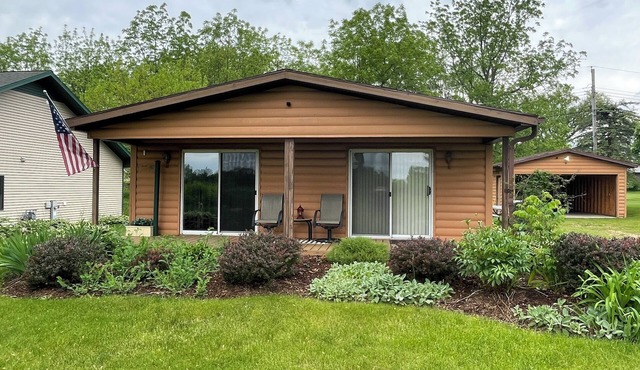 Green Lake Sunrise Getaway - A Pet Friendly Cabin!