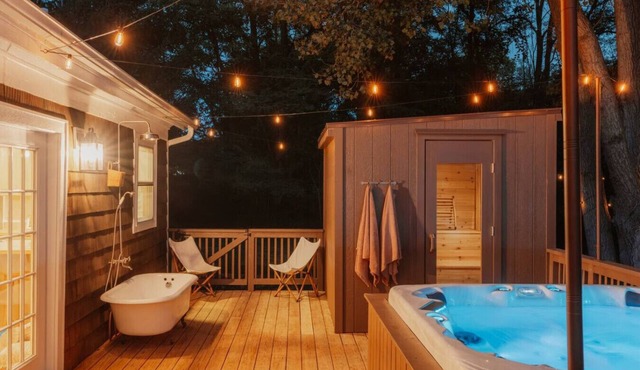 Green Lakes Streamside Escape: Sauna & Hot Tub
