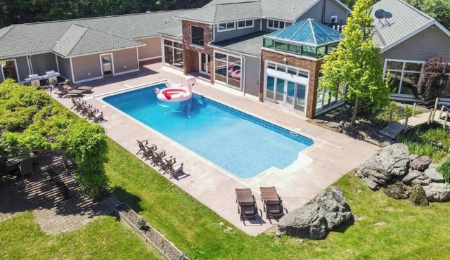 Green Majesty: Luxe Getaway — Your Private Paradise Awaits!