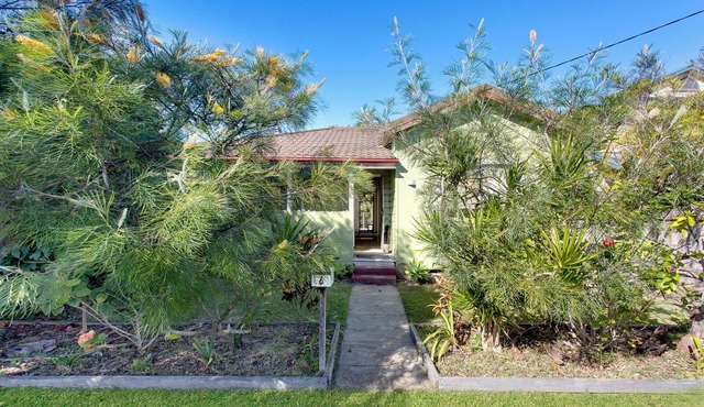 Green Mango - beach cottage. Walk to beach, park and breakwater. Family friendly