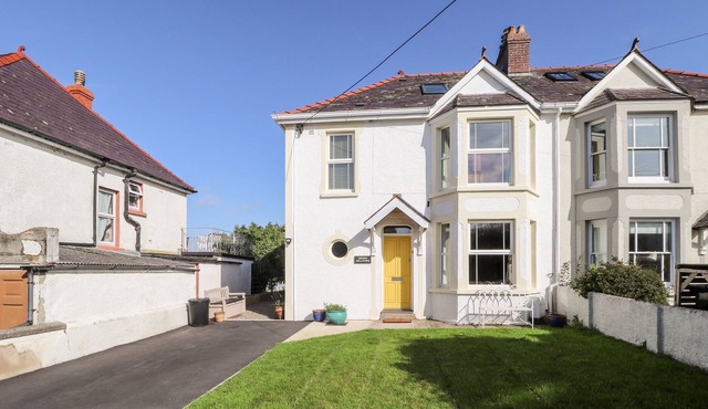 GREEN MEADOWS, pet friendly, with open fire in Newport, Pembrokeshire