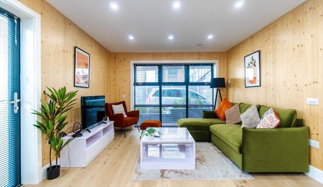 Green Mews 2 with Free Parking | By My Getaways