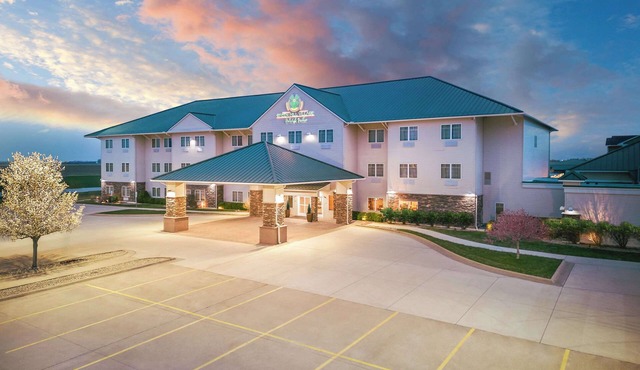 Green Mill Village Hotel & Suites, BW Signature Collection