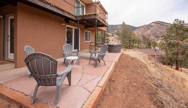 Green Mountain Falls Apt w/Mountain View, Hot Tub