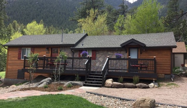 Green Mountain Falls Cottage/EV Charger & HOT TUB