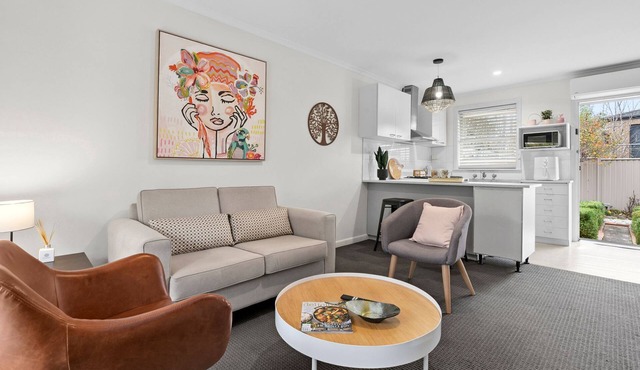 Green Nook by the River & Geelong CBD