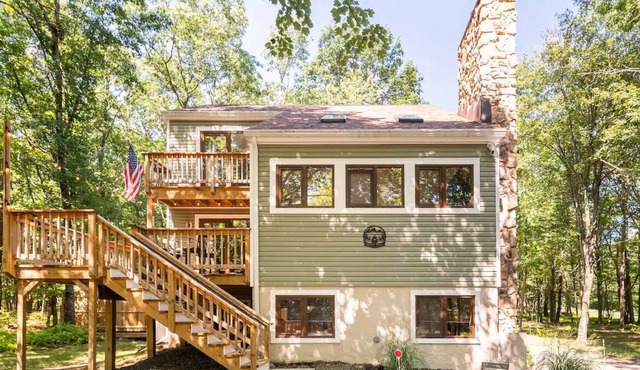Green Pearl Luxury Vacation - Hot Tub, Game Room, Fire Pit, AC, Shared Pool