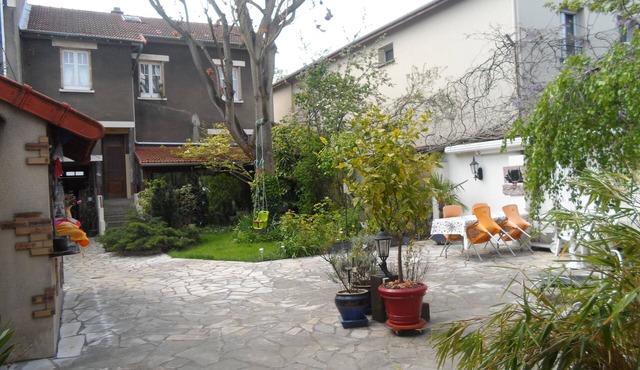 Green setting near Paris & Metro