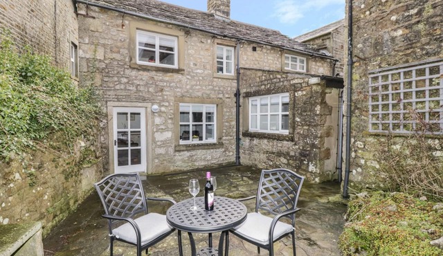 GREEN SMITHY COTTAGE, pet friendly, with open fire in High Bentham