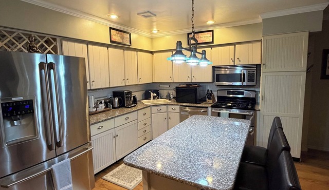 Green Street Oasis Hot Tub, Fire Pit & Walk to Downtown