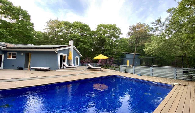Green stylish tennis + pool retreat in East Quogue
