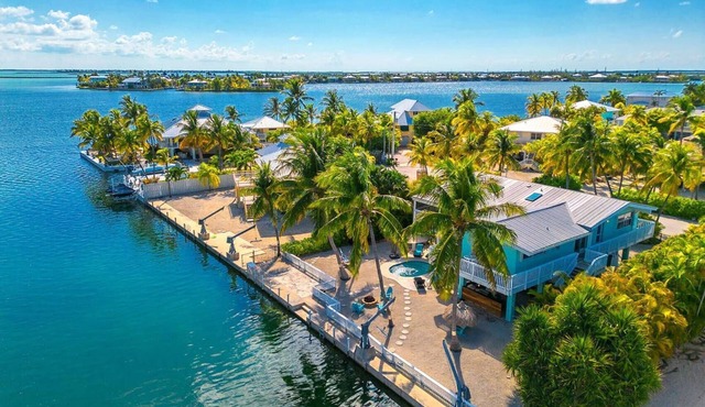Green Turtle Oasis: Lovely 4BR Canal Front Home, Pool, Dockage, Tiki, Outdoor Dining & Pet Friendly!