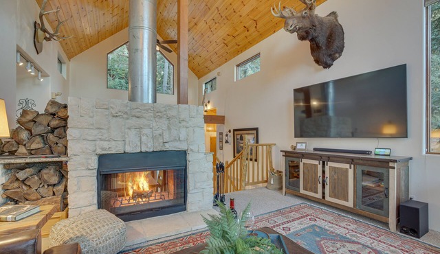 Green Valley Lake Cabin w/ Deck - Walk to Lake!