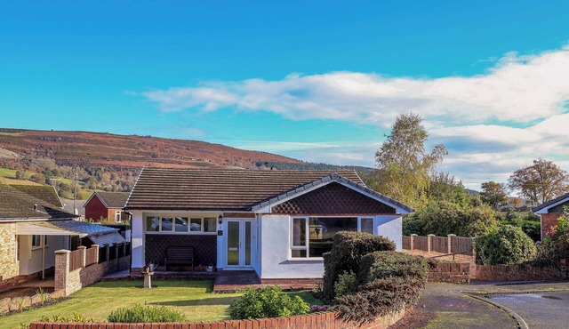 GREEN VIEW, pet friendly, with a garden in Llangollen