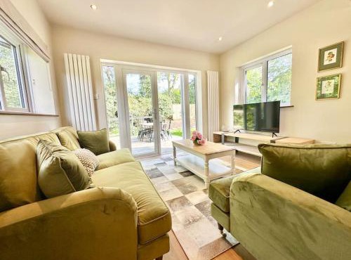 Greenacre Lodge - cosy, dog-friendly rural home with private garden