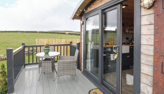 GREENACRES CARRIAGE, romantic, with pool in Maybole