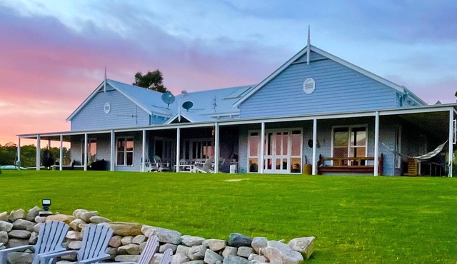 GREENACRES FARMSTAY LUXURY RURAL RETREAT PEACEFUL PRIVATE sleeps 10 guests .