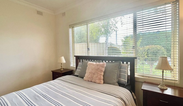 Greenacres Lodge | 2BR, WIFI, Easy CBD&shops Access,private yards and parking