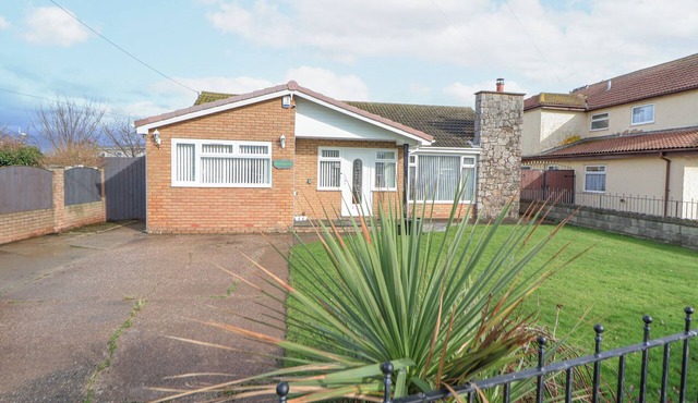 GREENACRES, pet friendly, character holiday cottage in Towyn