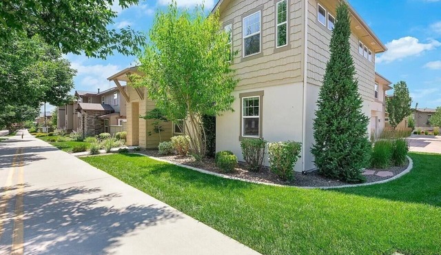 Greenbelt Townhouse - Walk to restaurants - coffee shop. Family friendly.