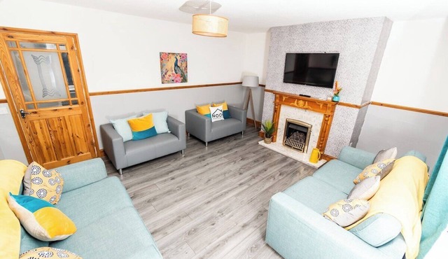 Greenbourne - 4 bedrooms Sleeps 8 free parking