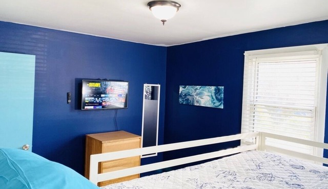 GreenCharm - King Suite, 3BR, 4TVs- 30Day discount