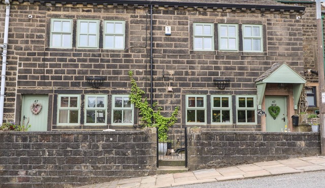 GREENFIELD COTTAGE, pet friendly, with open fire in Oakworth
