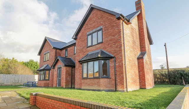 GREENFIELDS COTTAGE, pet friendly, with a garden in Montgomery