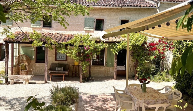 Greengates, Lavender Cottage, Beautiful rural french home. Hot tub, Heated pool.