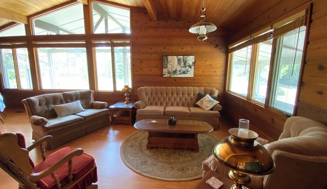 GreenGlade Getaway Spacious Cabin & Estate, Lake Winnipeg, Games Room, Veranda