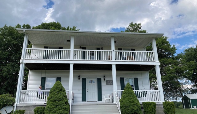 Greenhaven Farm: 4-bedroom farmhouse in beautiful Cool Ridge, WV