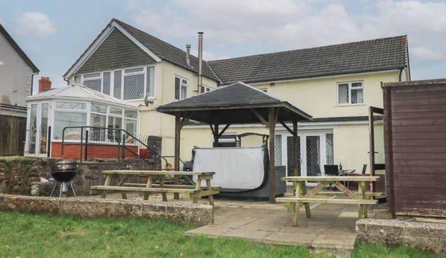 GREENHAVEN, pet friendly, character holiday cottage in Narberth