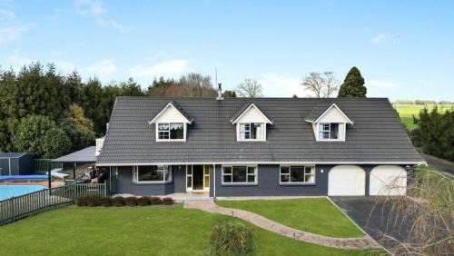 Greenhill Country Stay - Private Pool & Easy Highway Access