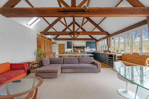 Greenhill Farm Barn- Stunning Cotswold Barn with Billiards Room