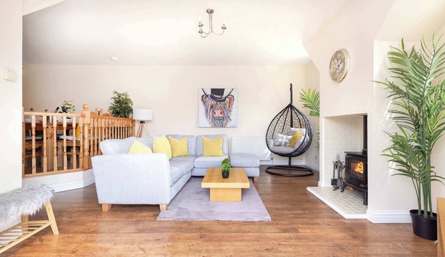 Greenknowes Cottage with Hot Tub & Fireplace