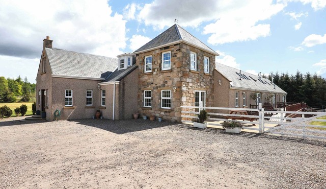 Greenknowes Farmhouse with Hot Tub and Bar