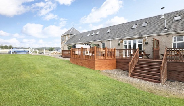 Greenknowes Lodge with Hot Tub & Stove