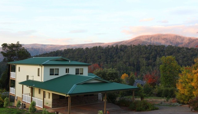 GREENLANDS GUEST HOUSE - Large two story house