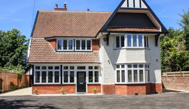 GREENLAWNS, pet friendly, luxury holiday cottage in Burnham-On-Sea