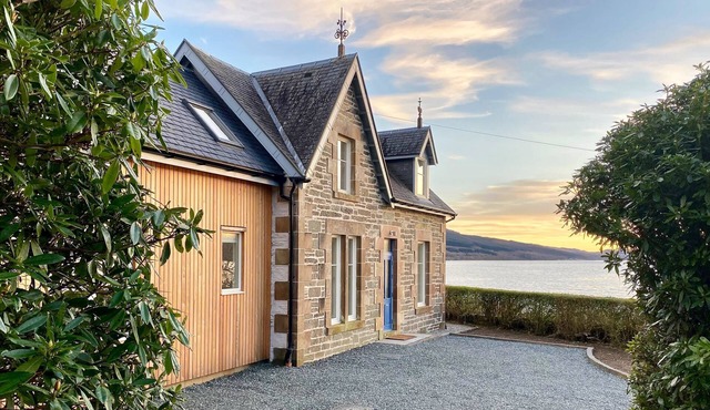Greenlea -Scenic loch-side location, coastal retreat boasts spectacular sea views, sleeps 4