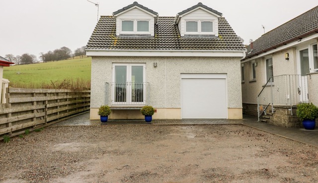 GREENMOUNT COTTAGE, pet friendly, character holiday cottage in Biggar