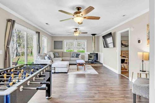 Greensboro Get-together, K Bed, Secret Playroom, central location