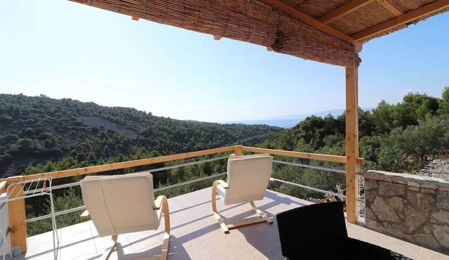 Greenside Cottage Lumi-Two Bedroom Holiday Home with Terrace and Sea view