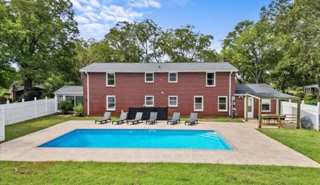 Greenville Central Retreat With Pool - Sleeps 11