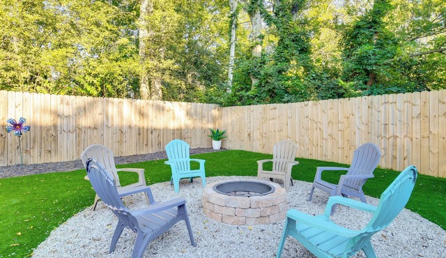 Greenville Escape w/Deck + Fire Pit!