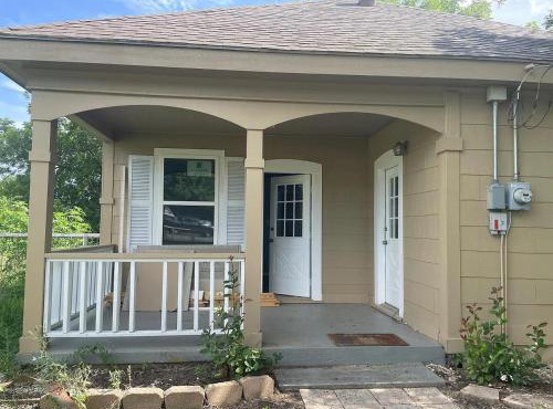 Greenville Farmhouse Retreat 2 Bedroom Country Stay with AC